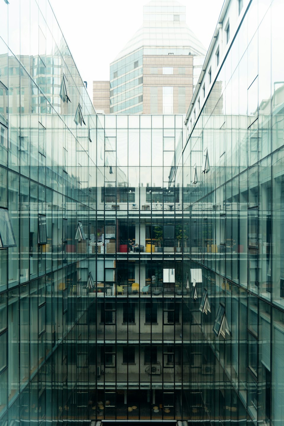 Edificio de oficinas moderno de cristal con un patio estrecho central.